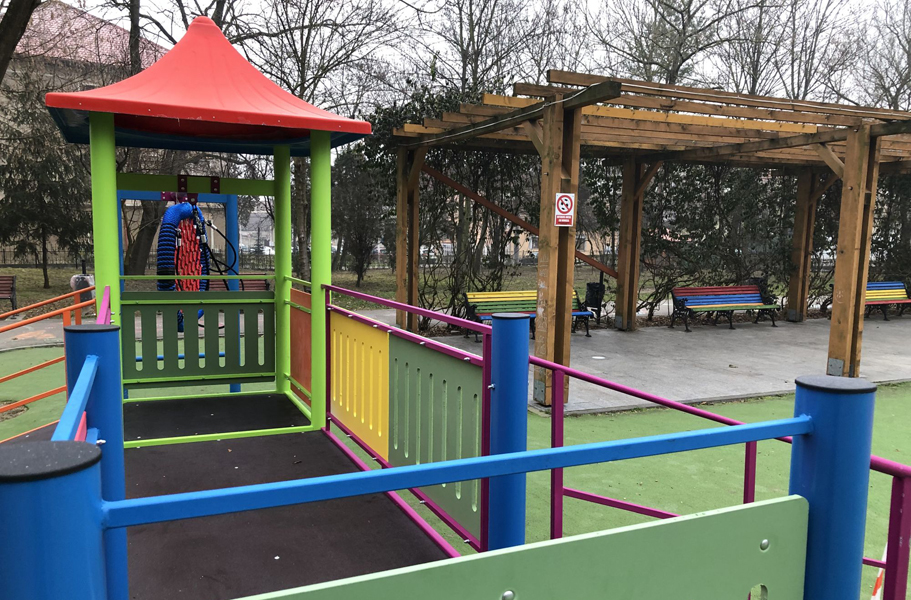 Read more about the article Primele echipamente de joacă pentru copii cu dizabilități au fost amplasate în Parcul „Cetate”