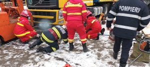 Read more about the article Pompierii orăştieni au salvat viaţa unui bărbat strivit sub cabina unui camion