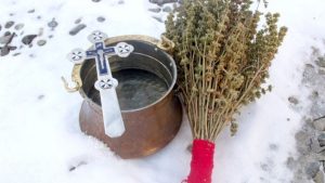 Read more about the article Apa de Bobotează, adusă de la şapte izvoare de salvamontiştii din Straja