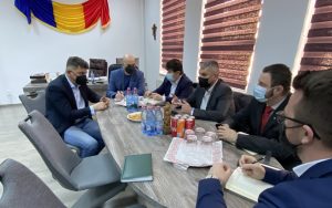 Read more about the article Discuţii ale Prefectului cu primarii din Uricani şi Vulcan