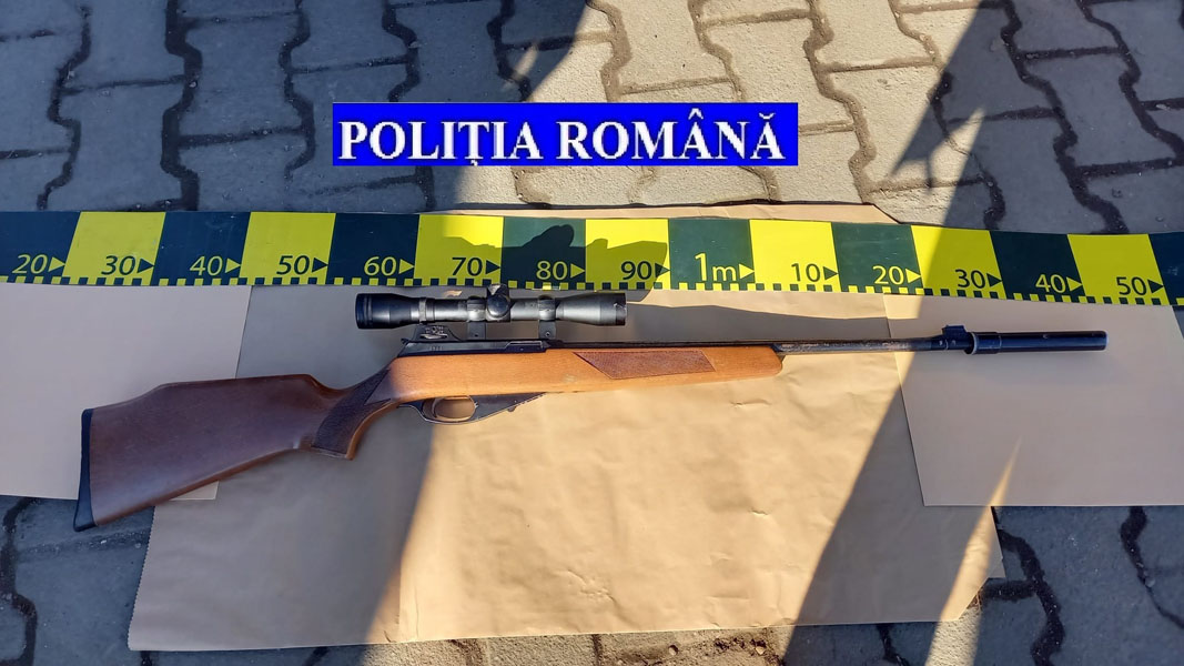 Read more about the article Reţinuţi preventiv de poliţişti, pentru nerespectarea regimului armelor și munițiilor și contrabandă calificată