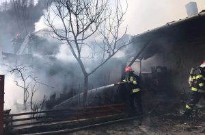Read more about the article Doi pompieri aflați în timpul liber, primii care au intervenit la incendiul declanșat duminică în Petroșani