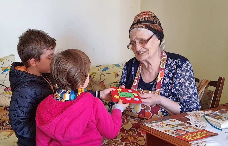 Read more about the article Voluntari pentru o zi. 300 de copii de la Grădiniţa PP7 au dăruit bucurie persoanelor vârstnice!