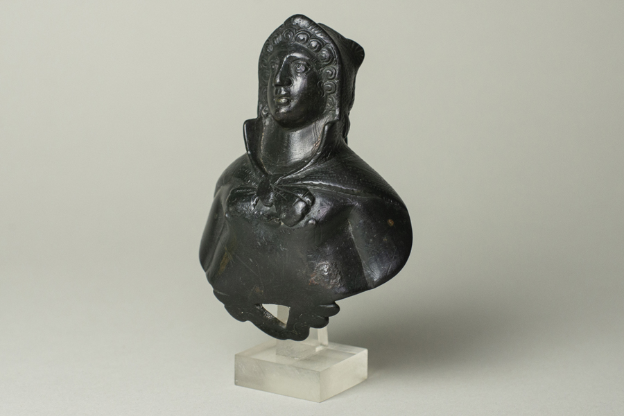 Read more about the article Aplică reprezentând bustul unui tânăr în ipostază de Hercule