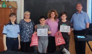 Read more about the article Spiritul civic și cinstea, călauze în viață pentru doi elevi din Simeria