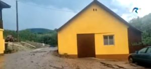 Read more about the article Rupere de nori în vestul țării. Mai multe gospodării și grădini au fost inundate