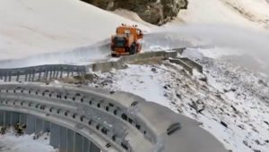 Read more about the article Cel mai înalt tronson al Transalpinei este încă îngropat în nămeţi. Turiştii care vor să ajungă la Rânca o pot face doar dinspre Novaci