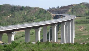 Read more about the article Lucrările pentru înlocuirea dispozitivelor de acoperire a rosturilor de dilatație a Viaductului Aciliu continuă pe Calea 2, Sebeș – Sibiu