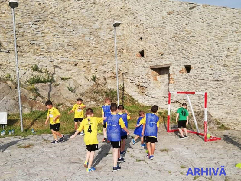 Read more about the article Sunteți invitați la o partidă de handbal în Parcul ,,Cetate” Deva