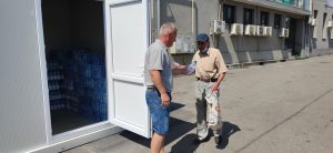 Read more about the article Continuăm distribuirea apei potabile pentru deveni în zilele caniculare!