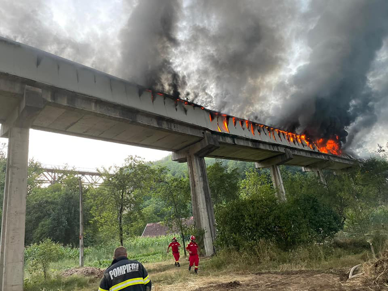 Read more about the article Incendiu la banda transportoare a unei fabrici de ciment din județul Hunedoara