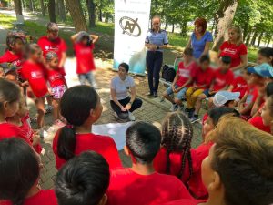 Read more about the article Poliţiştii continuă seria activităţilor de informare a tinerilor cu privire la riscurile consumului de alcool şi droguri