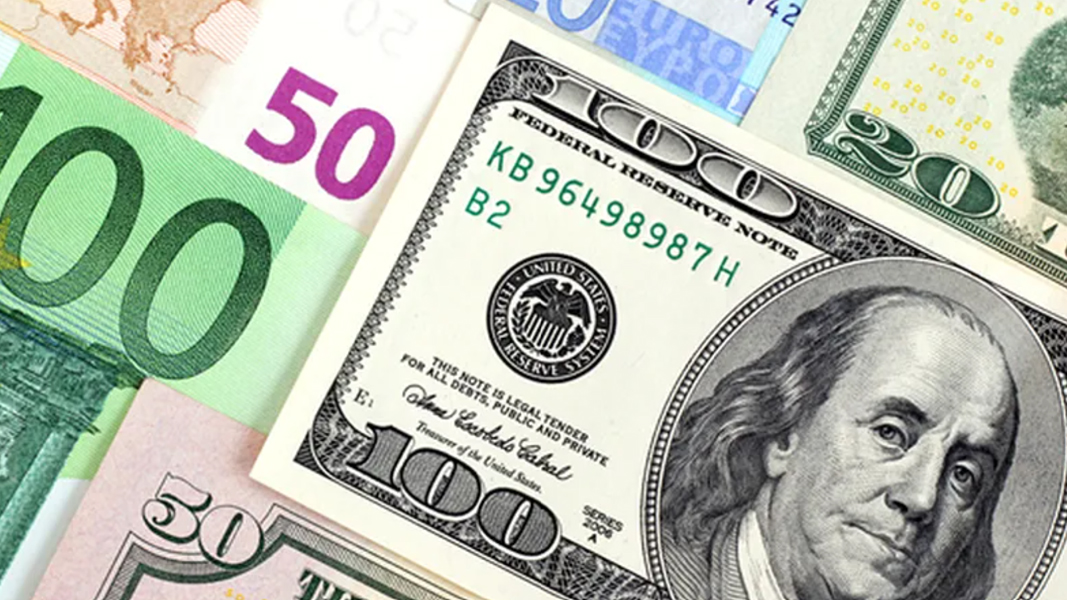 Read more about the article Euro a ajuns la paritate cu dolarul pentru prima dată după 2002