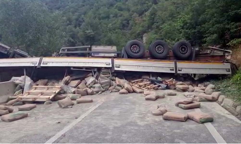 Read more about the article Drumul E79, blocat în Defileul Jiului, după ce un tir încărcat cu materiale de construcții s-a răsturnat 