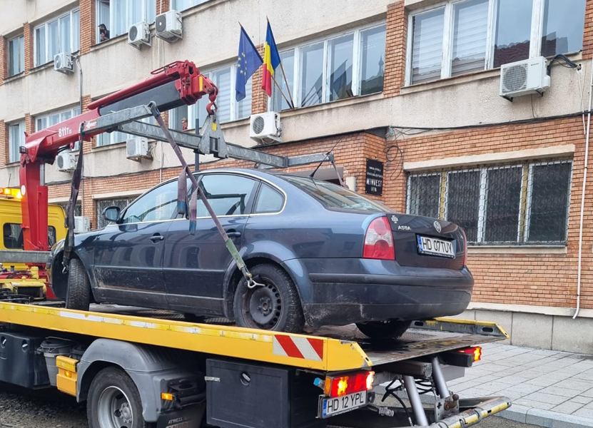 Read more about the article Vehicule ridicate de polițiștii locali din șantierul din Centrul Istoric al Devei și amendă pentru proprietar