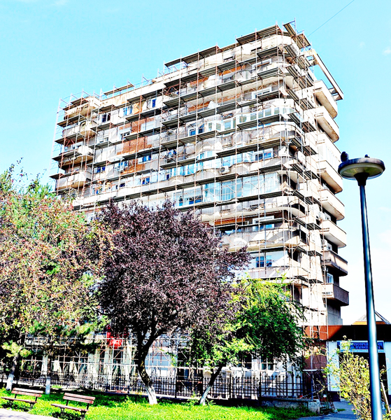 Read more about the article Lucrări întârziate la 14 blocuri turn din Hunedoara