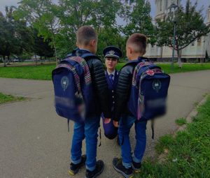 Read more about the article Poliţiștii hunedoreni, alături de elevi, la începutul noului an şcolar 2022-2023