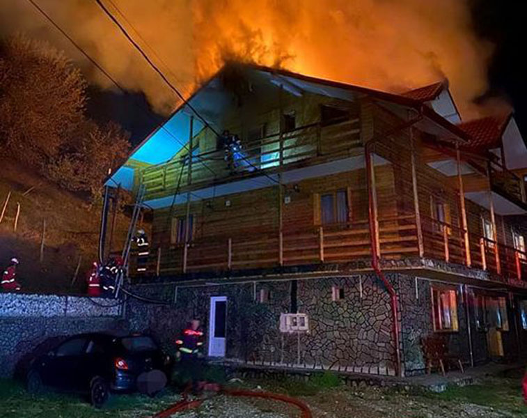 Read more about the article Un scurtcircuit electric a declanşat un incendiu de proporţii la o cabană din Vulcan