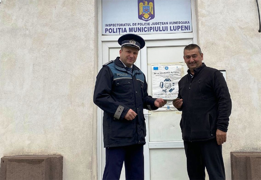 Read more about the article Sumă de bani uitată în fanta ATM-ului, restituită de un poliţist unui bărbat din Lupeni