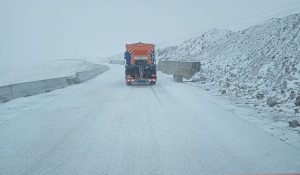 Read more about the article Transalpina rămâne închisă circulației. Strat gros de zăpadă pe drumul dintre Rânca și Obârșia Lotrului