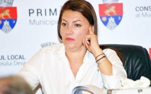 Read more about the article <strong>Fostul secretar al Primăriei Deva, condamnată la închisoare pentru trafic de influenţă</strong>