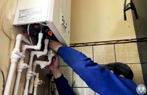 Read more about the article <strong>A început montarea noilor centrale termice în blocurile sociale din zona Zăvoi!</strong>