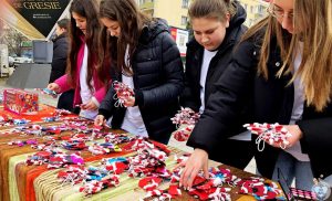 Read more about the article <strong>PROIECT CARITABIL. Liceenii de la „Grigore Moisil” dăruiesc alimente și dulciuri copiilor defavorizați din Deva!</strong>
