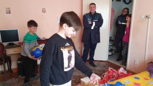 Read more about the article În săptămâna Naşterii Domnului, poliţiştii hunedoreni sunt alături de o familie victimă a violenţei domestice