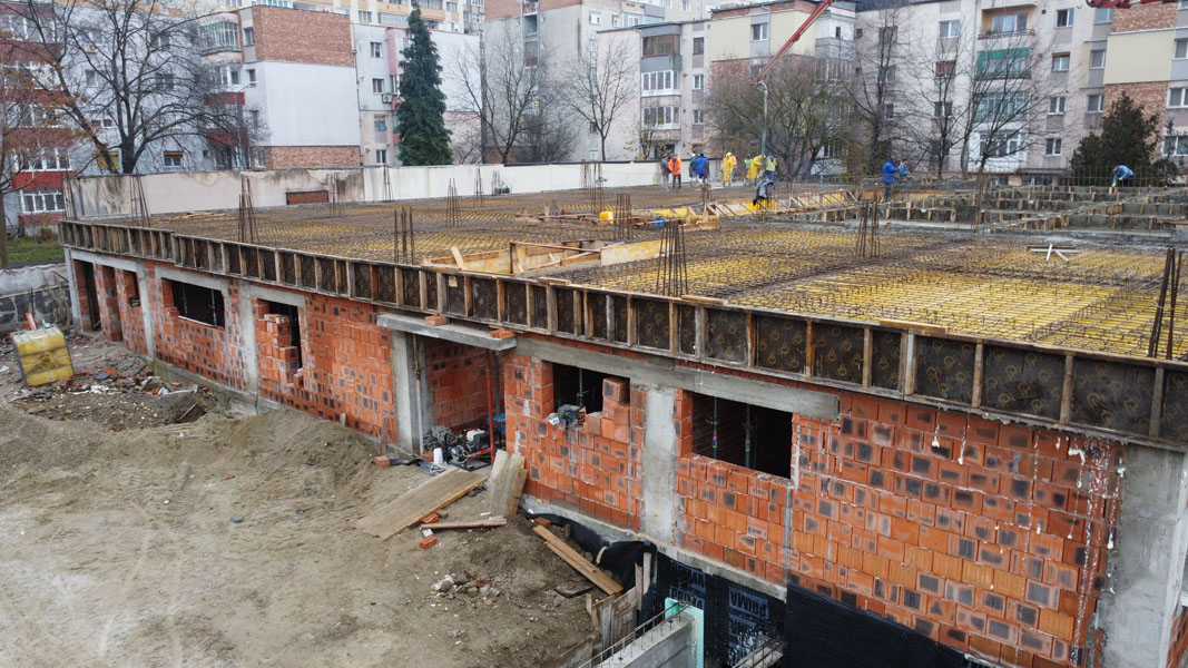 Read more about the article HUNEDOARA: Noua creşă a oraşului ajunge la faza turnării plafonului