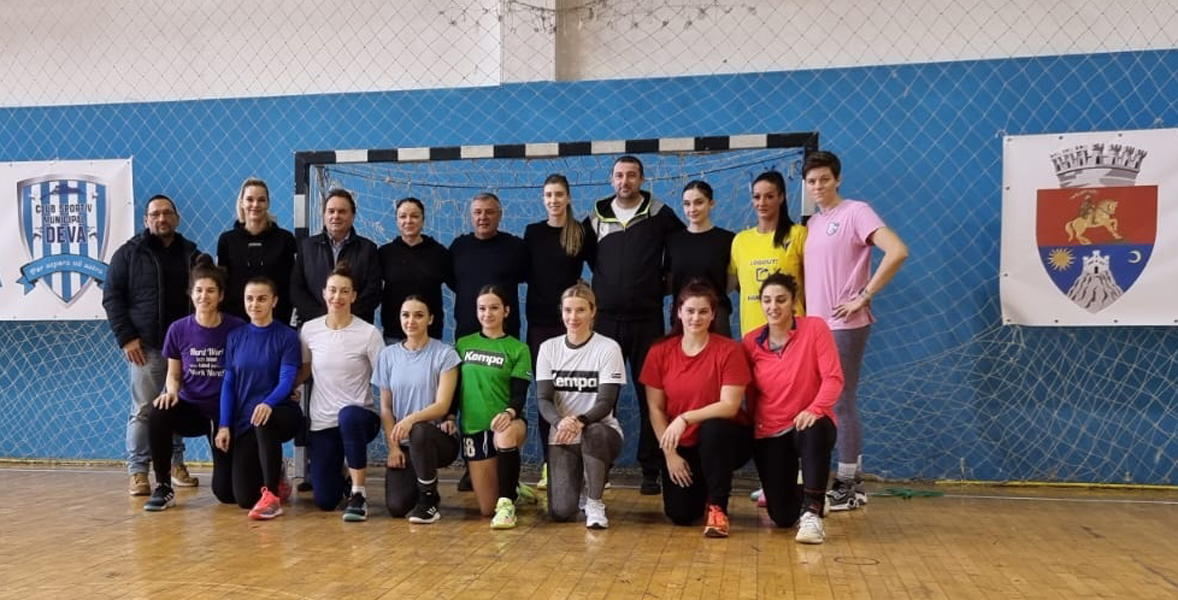 Read more about the article <strong>Primul antrenament al echipei de handbal feminin CSM Deva, cu marea handbalistă ”Super-Alice”,  ca antrenor secund</strong>