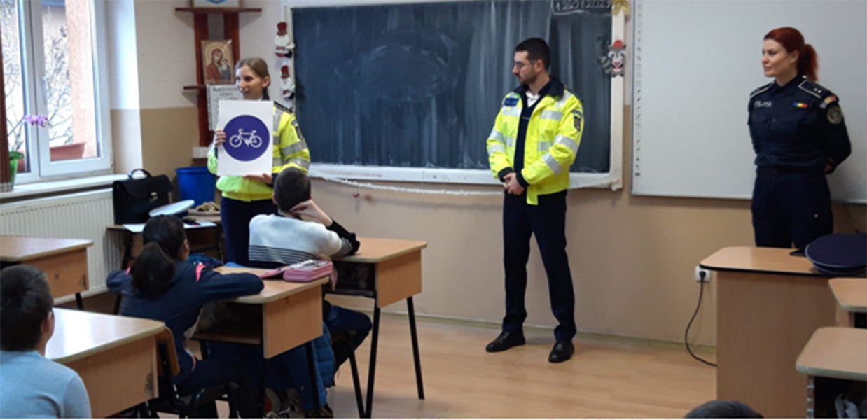 Read more about the article Siguranță rutieră pentru elevi: activități educativ-preventive desfășurate de polițiștii hunedoreni