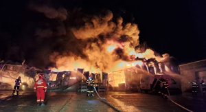 Read more about the article Un incendiu puternic s-a produs în această noapte, într-un depozit din Deva, în care se aflau piese auto și anvelope.