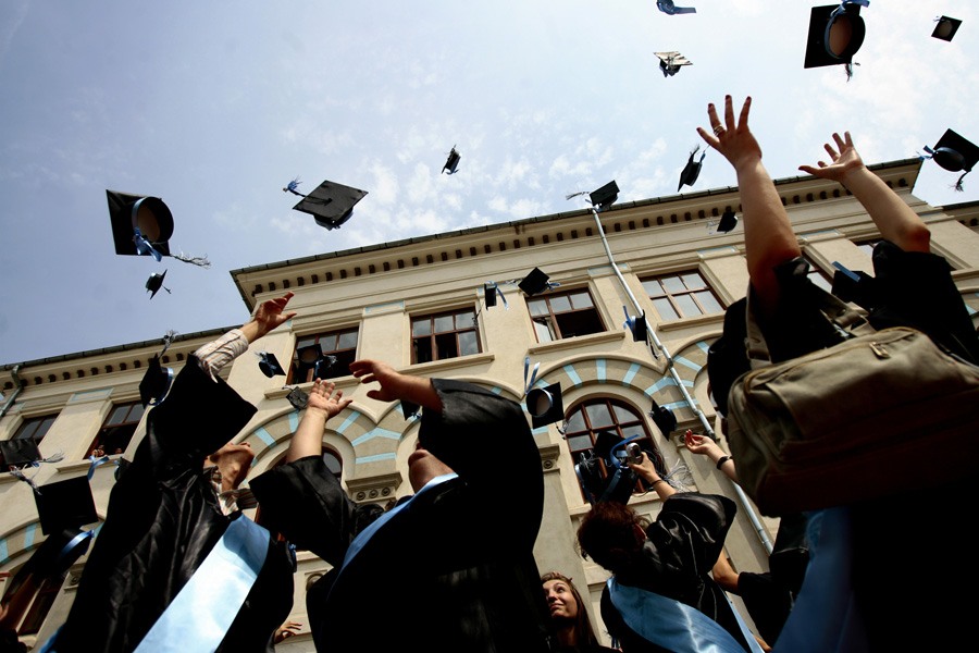 Read more about the article INS: În ultimii 10 ani a crescut cu 3% numărul celor care au absolvit studii superioare