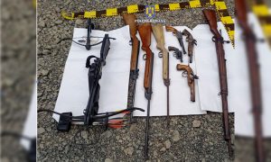 Read more about the article Opt arme de foc deţinute ilegal de un bărbat din Bătrâna, confiscate de poliţişti. Proprietarul lor s-a ales cu dosar penal