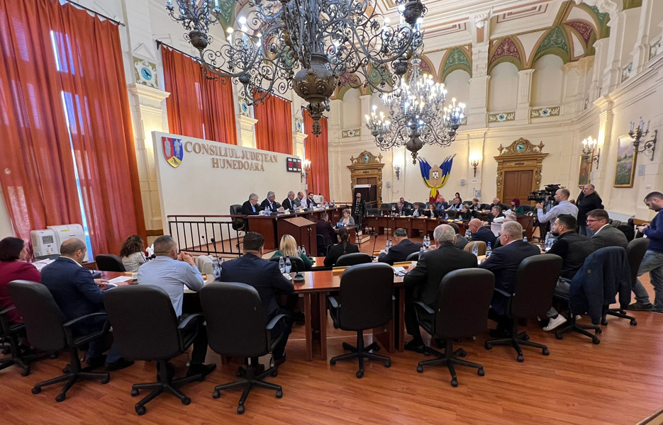 Read more about the article CJ Hunedoara: Aleşii PSD, PNL, PRO ROMÂNIA, PMP, USRPLUS şi UDMR au votat în unanimitate alocările de fonduri către primăriile din judeţ