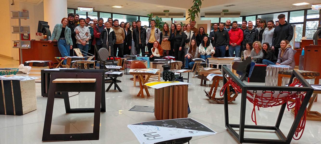 Read more about the article “SIT WITH ME”, expoziţie de scaune a studenţilor arhitecţi de la UPT