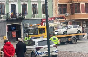 Read more about the article Mașină ridicată de polițiștii locali din șantierul din Centrul Istoric al Devei și amendă pentru proprietar