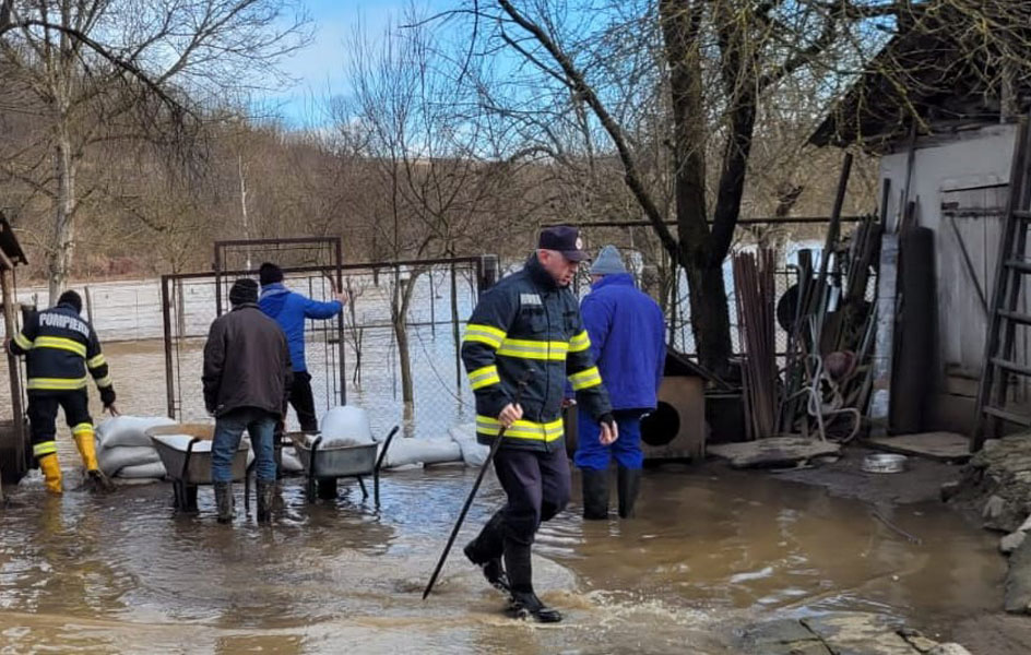 Read more about the article În comunele Vaţa de Jos şi Baia de Criş, peste 500 de hectare de teren agricol sunt acoperite de apă