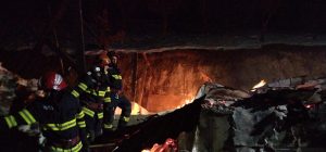 Read more about the article Pompierii din Orăştie, misiune dificilă pentru stingerea unui incendiu în zona Orăştioara de Sus