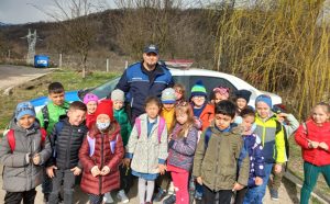 Read more about the article Elevi de la o şcoală din Vulcan, au aflat de la poliţişti cum se pot proteja de răufăcători