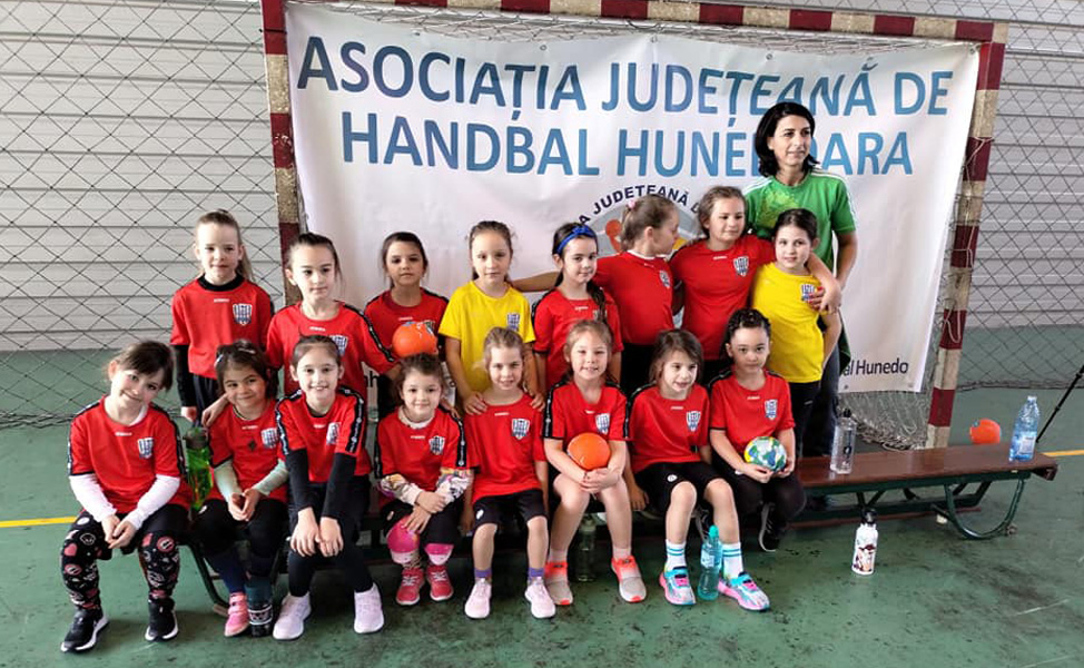 Read more about the article Micuţele handbaliste de la CSM Deva, la prima lor competiţie oficială