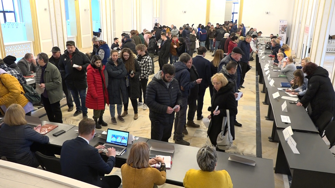 Read more about the article Deva: 93 de persoane şi-au găsit un loc de muncă la Bursa Mărțișorului din 3 martie 2023