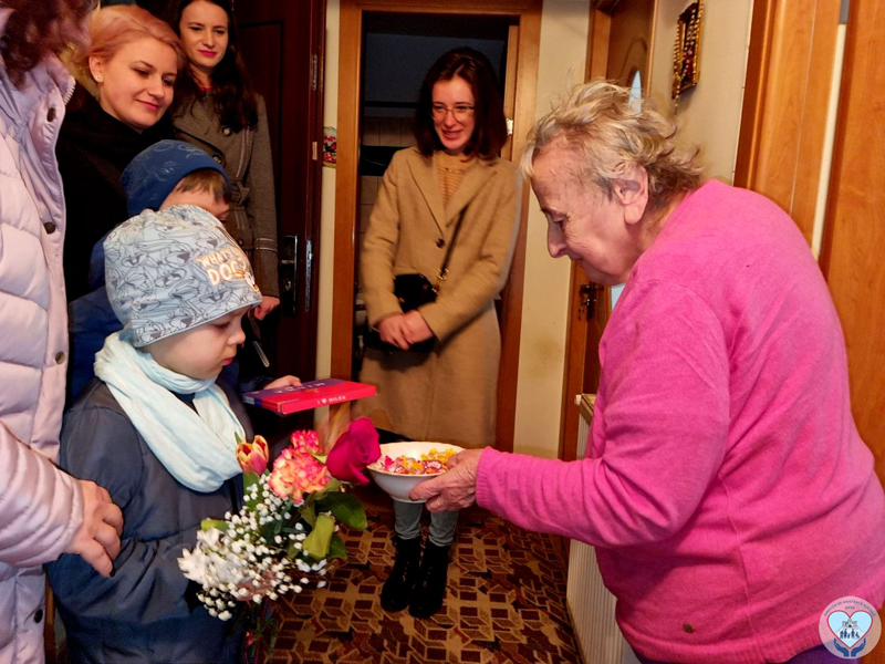 Read more about the article <strong>Flori, felicitări şi gânduri bune pentru bunicii singuri!</strong>