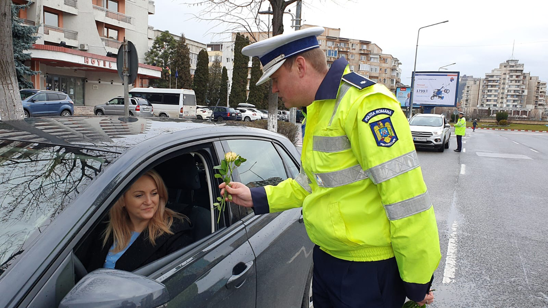 Read more about the article De 8 Martie, poliţiştii hunedoreni au “amendat” cu flori doamnele și domnișoarele aflate în trafic