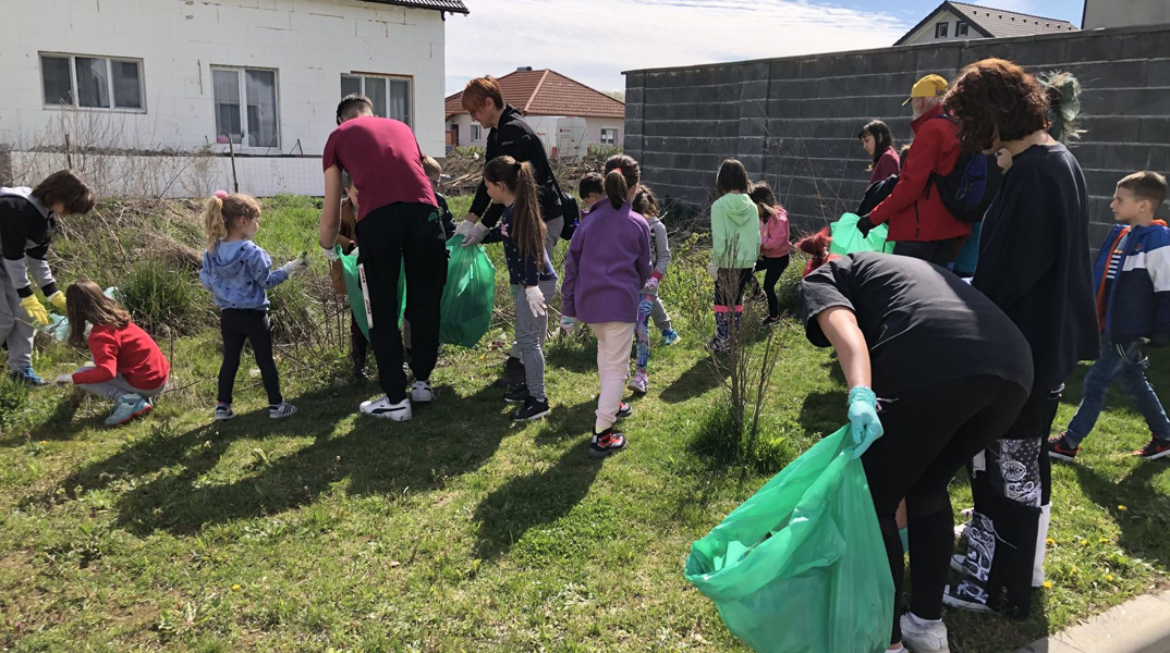 Read more about the article Campanie de ecologizare recompensată cu dulciuri – pentru copiii din cartierul Grigorescu!