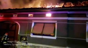 Read more about the article Incendiu violent la o gospodărie din Romos