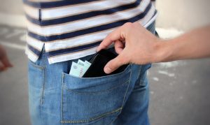 Read more about the article Recomandări ale poliţiştilor pentru a nu deveni victime ale hoţilor de buzunare