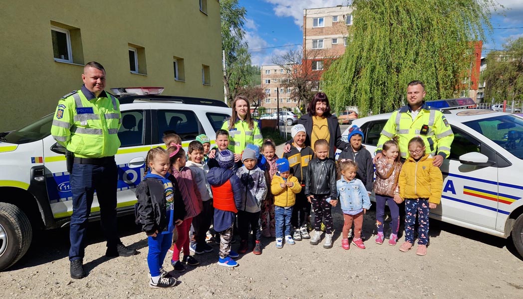Read more about the article ,,Stop accidentelor rutiere, viața are prioritate!’’, educaţie rutieră în şcoli din Deva şi Petroşani