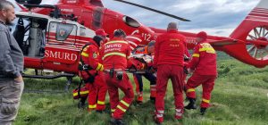 Read more about the article Bărbat, salvat de un echipaj SMURD în zona Nucşoara, după ce a fost prins sub tractorul cu care transporta lemn