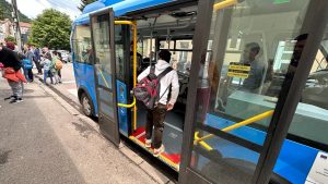 Read more about the article Elevii din Deva merg la școală cu vehiculele electrice achiziționate de administrația publică locală